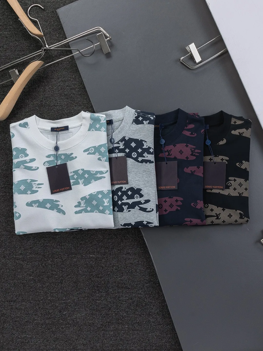🅿️210 Louis Vuitton 1V LV micro-wide version S-XL LV 26ss new product counters are on the shelves at the same time. Multiple craftsmanship, composite fabrics, all-over cutting🔥Fire flower clouds☁️letter logo🪡 embroidery, round neck short-sleeved T-shirt, same style for men and women! Consigned to one-to-one creation. Synchronized with the official website, pure cotton fabrics at the counter! It is close to the skin and comfortable, durable and easy to wear. It has a classic and simple logo design and meticulous original craftsmanship. Short-sleeves, a must-have item for men, do not appear to be the same for the general public, but must be unique and eye-catching. This LV short-sleeve is all about quality, comfort, the same shape and fashion as always, including fabrics and cutting techniques. All of them have been made with great effort! 320 grams of washed pure cotton fabric, pure cotton is breathable, very refreshing and comfortable for daily wear. The rib knitting on the neckline is smooth and tight, and the neckline will not be skewed if you toss it at will. The loose version, you will find that it looks really good on the upper body. The overall is minimalist and neat, super versatile for daily use! Pair it casually with a pair of pants for a youthful look. A T-shirt will make your outfit crazy. It is a fashionable item that can never go wrong! Color: Black White Gray Purple Size: S-XL Size chart: S: Shoulder width 50-Bust 56-Length 70 M: Shoulder width 52-Bust 57-Length 72 L: Shoulder width 54-Bust 59-Length 74 XL: Shoulder width 56-Bust 62-Length 76